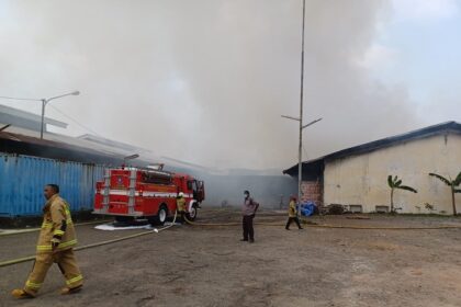 Petugas Damkar Jakarta Timur berjibaku memadamkan kebakaran gudang sembako Indogrosir Cipinang di Jalan Pisangan Lama Timur, Pisangan Timur, Pulogadung, pada Selasa (21/3) sore. Foto: Joesvicar Iqbal/ipol.id