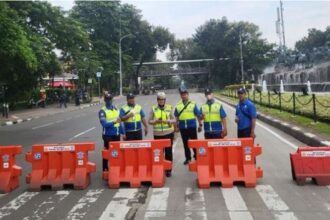 Terlihat petugas telah melakukan penutupan jalan dengan menggunakan water barrier. Sejumlah polisi juga sudah siaga di lokasi. Foto: Polda Metro Jaya