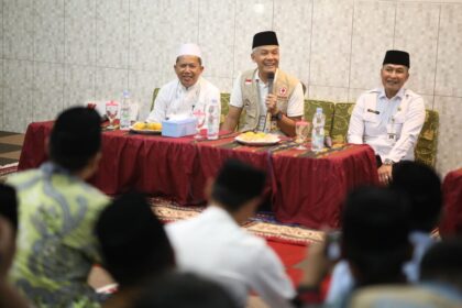 Gubernur Jateng GanjarPranowo memberikan bantuan PLTS Rooftop kepada Pondok Pesantren Darul Falah Jekulo, Kabupaten Kudus. Foto: Pemprov Jateng