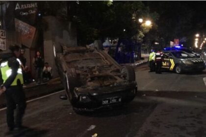 Satu unit mobil Honda Jazz mengalami kecelakaan tunggal hingga terbalik di Jalan Merdeka, Kota Bandung. Foto: NTMC