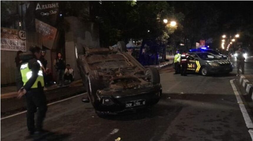 Satu unit mobil Honda Jazz mengalami kecelakaan tunggal hingga terbalik di Jalan Merdeka, Kota Bandung. Foto: NTMC