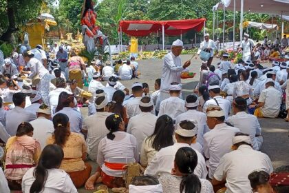 Umat Hindu tampak khusyuk mengikuti prosesi Upacara Tawur Agung di Pura Aditya Jaya, Rawamangun, Pulogadung, Jakarta Timur, Selasa (21/3) siang. Foto: Joesvicar Iqbal/ipol.id