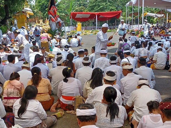 Umat Hindu tampak khusyuk mengikuti prosesi Upacara Tawur Agung di Pura Aditya Jaya, Rawamangun, Pulogadung, Jakarta Timur, Selasa (21/3) siang. Foto: Joesvicar Iqbal/ipol.id