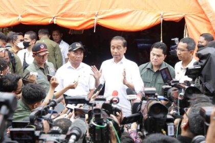 Presiden Republik Indonesia (RI) Joko Widodo (Jokowi) didampingi Kepala Badan Nasional Penanggulangan Bencana (BNPB) Letjen TNI Suharyanto, Menteri BUMN Erick Thohir, dan Pj Gubernur DKI Jakarta, Heru Budi Hartono usai meninjau lokasi terdampak peristiwa terbakarnya Depo Pertamina Plumpang, Jakarta Utara, Minggu (5/3). Foto: BNPB