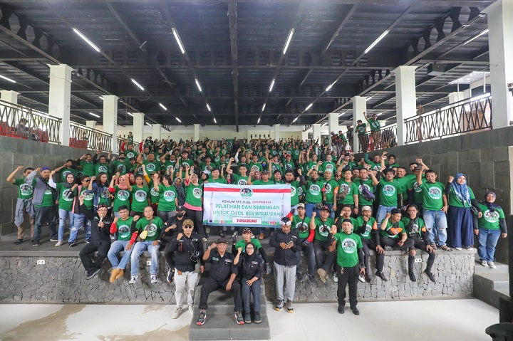 Seratusan lebih driver ojol mengikuti pelatihan dan bimbingan bagi Ojol Berwirausaha di Gedung Widaria Kencana, Kota Sukabumi, Jawa Barat, Minggu (12/3). Foto: Kajol