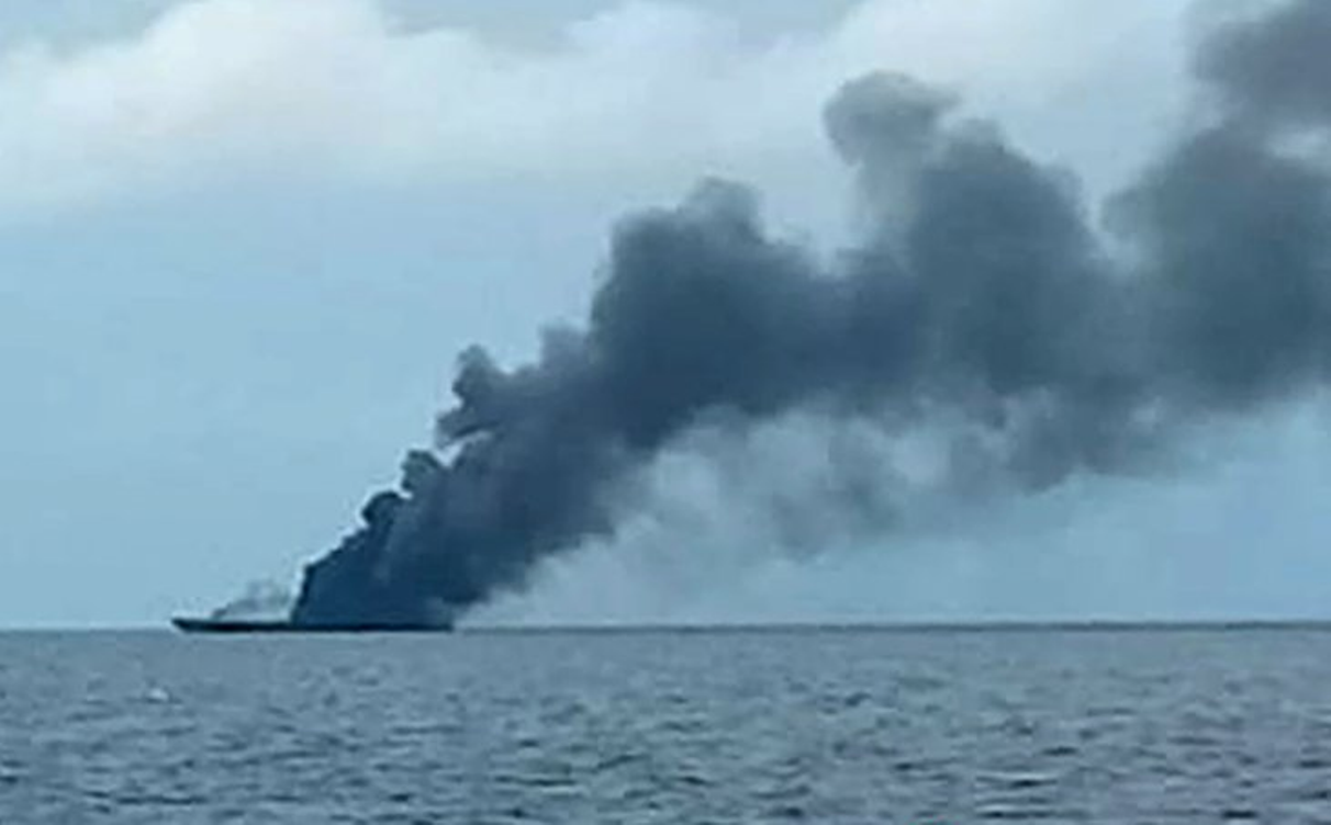 Kapal Pengangkut BBM Pertamina Terbakar Di Pelabuhan Ampenan, 14 Kru ...