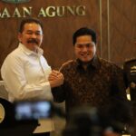 Jaksa Agung ST Burhanuddin (kiri) berjabatan tangan dengan Menteri BUMN Erick Tohir (tengah). Foto: Dok Puspenkum Kejaksaan Agung untuk ipol.id