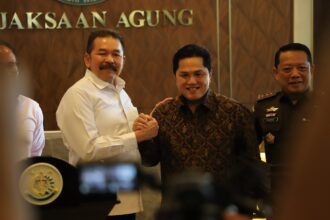 Jaksa Agung ST Burhanuddin (kiri) berjabatan tangan dengan Menteri BUMN Erick Tohir (tengah). Foto: Dok Puspenkum Kejaksaan Agung untuk ipol.id