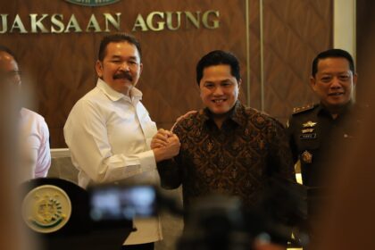Jaksa Agung ST Burhanuddin (kiri) berjabatan tangan dengan Menteri BUMN Erick Tohir (tengah). Foto: Dok Puspenkum Kejaksaan Agung untuk ipol.id
