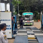 Petugas dari Dinas Perhubungan DKI Jakarta menyiagakan unit uji KIR mobile bagi bus yang bakal mengangkut pemudik di Terminal Kampung Rambutan, Jakarta Timur, Kamis (23/3). Foto: Dishub