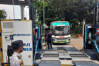 Petugas dari Dinas Perhubungan DKI Jakarta menyiagakan unit uji KIR mobile bagi bus yang bakal mengangkut pemudik di Terminal Kampung Rambutan, Jakarta Timur, Kamis (23/3). Foto: Dishub
