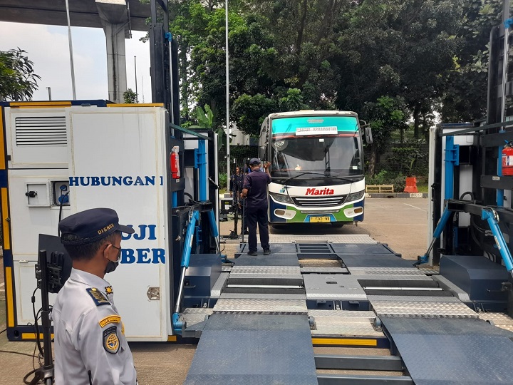 Petugas dari Dinas Perhubungan DKI Jakarta menyiagakan unit uji KIR mobile bagi bus yang bakal mengangkut pemudik di Terminal Kampung Rambutan, Jakarta Timur, Kamis (23/3). Foto: Dishub