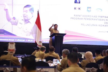 Sekjen Kementerian Dalam Negeri (Kemendagri), Suhajar Diantoro dalam diskusi panel dengan topik “Pemberantasan Korupsi pada Pengadaan Barang dan Jasa Daerah” secara hybrid di Mega Kuningan, Jakarta Selatan, Selasa (21/3). Foto: Puspen Kemendagri