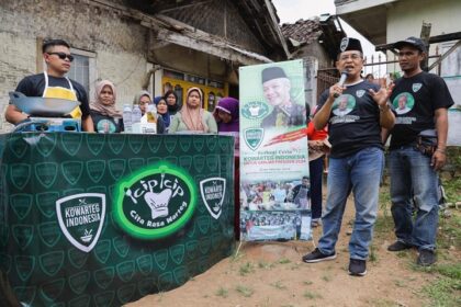 Bersama Chef Baban, Komunitas Warteg (Kowarteg) Indonesia mengadakan kegiatan pelatihan memasak bertajuk 'Cita Rasa Warteg' kepada ibu-ibu di Desa Simpangsari, Kabupaten Garut, Jawa Barat, Rabu (15/3). Foto: Kowarteg