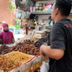 Pedagang kurma di Pasar Jatinegara, Kelurahan Bali Mester, Kecamatan Jatinegara, Jakarta Timur, sedang melayani pembeli, Senin (20/3). Foto: Joesvicar Iqbal/ipol.id