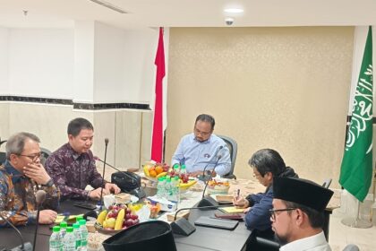 Menag Menag Yaqut Cholil Qoumas saat menggelar Rapat Koordinasi dengan Panitia Penyelenggara Ibadah Haji di Madinah, Senin (13/3/2023). Foto: Kemenag