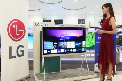 TV yang pula layak disebut sebuah karya seni tinggi ini dibanderol pada kisaran tiga puluh juta.