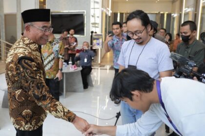 Banyaknya event olahraga internasional dan nasional yang sebentar lagi akan digelar di Indonesia mendapat perhatian langsung dari Plt Menpora Muhadjir Effendy. Usai sholat Jumat di Masjid Muwwahidin Kemenpora, Plt Menpora yang baru saja melakukan sertijab ini langsung bertemu media sekaligus makan siang bareng di Media Center, Jumat (17/3) siang. (foto:raiky/kemenpora.go.id)