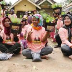 Emak-emak bersama Mak Ganjar budi daya tanaman sayur di Kelurahan Curug Manis, Kecamatan Curug, Serang, Banten, Jawa Barat, Sabtu (25/3). Foto: Sukarelawan Mak