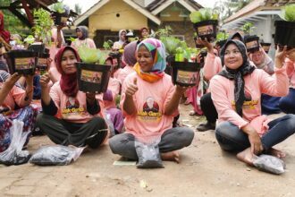 Emak-emak bersama Mak Ganjar budi daya tanaman sayur di Kelurahan Curug Manis, Kecamatan Curug, Serang, Banten, Jawa Barat, Sabtu (25/3). Foto: Sukarelawan Mak
