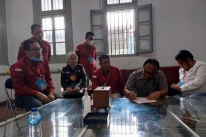 Mantan Direktur Utama PT Waskita Beton Precast, Jarot Subana saat diserahkan oleh penyidik pidana khusus Kejaksaan Agung kepada Jaksa Penuntut Umum Kejaksaan Negeri Jakarta Timur di Lapas Sukamiskin, Bandung, Rabu (8/3). Foto: Puspenkum Kejaksaan Agung