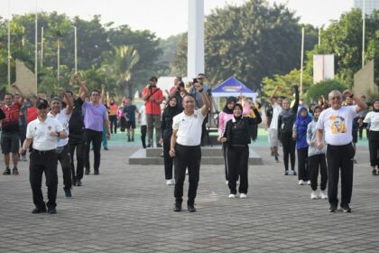 Menteri Pemuda dan Olahraga Republik Indonesia (Menpora RI) Zainudin Amali, ikuti senam rutin Jumat Krida di Plaza Kemenpora. Menpora Amali berharap dengan senam dan kebersamaan kekompakan diantara keluarga besar Kemenpora akan terus terjaga.foto:raiky/kemenpora.go.id