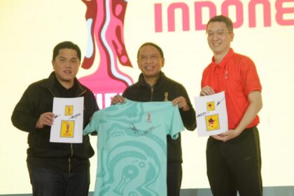 Ketua Umum PSSI, Erick Thohir, Menpora Zaenuddin Amali saat meluncurkan apparel merchandise resmi Piala Dunia U-20 2023. Foto: PSSI