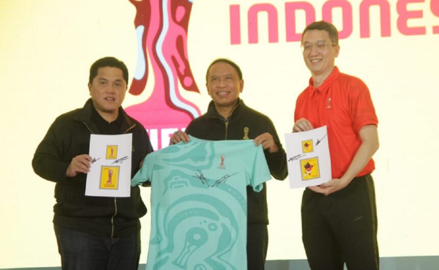 Ketua Umum PSSI, Erick Thohir, Menpora Zaenuddin Amali saat meluncurkan apparel merchandise resmi Piala Dunia U-20 2023. Foto: PSSI