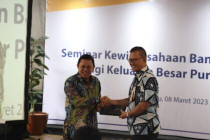 Ketua umum KBPA, Noor Rochmad (kiri) bersama Direktur Bisnis Maswar Purnama dalam momentum seminar kewirausahaan di Kantor Pusat Bank Mandiri Taspen, Rabu (8/3). Foto: Dok KBPA