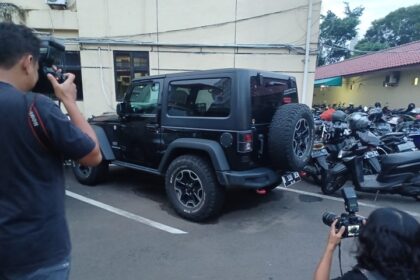 Aparat kepolisian Polres Metro Jakarta Selatan sita barang bukti mobil mewah Jeep Rubicon warna hitam yang digunakan oleh tersangka Mario Dandy Satriyo, 20, di TKP penganiayaan di kawasan Perumahan di Pesanggrahan beberapa waktu lalu. Foto: Dok/ipol.id