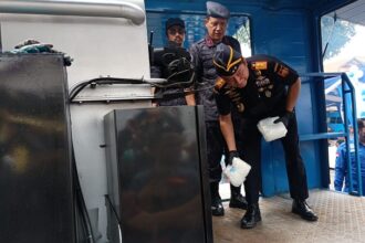 Deputi Bidang Pemberantasan Badan Narkotika Nasional (BNN), I Wayan Sugiri dan pimpinan Kejaksaan Negeri Jakarta Timur memusnahkan barang bukti sebanyak 1,1 ton narkotika di Markas BNN di Kramat Jati, Selasa (28/3).​ Foto: BNN