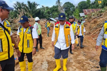 Menteri PUPR Basuki mengatakan penanganan rehabilitasi dan rekonstruksi pascabencana longsor yang menjadi prioritas untuk segera dilaksanakan Kementerian PUPR adalah relokasi permukiman warga bekerja sama dimana tanahnya disediakan pemerintah daerah. Foto: PUPR