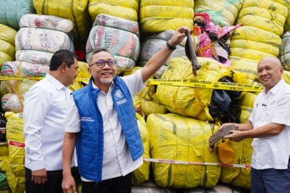 Pakaian bekas merupakan barang yang dilarang impornya berdasarkan Peraturan Menteri Perdagangan Nomor 40 Tahun 2022 tentang Perubahan Atas Peraturan Menteri Perdagangan Nomor 18 Tahun 2021 tentang Barang Dilarang Ekspor dan Barang Dilarang Impor.