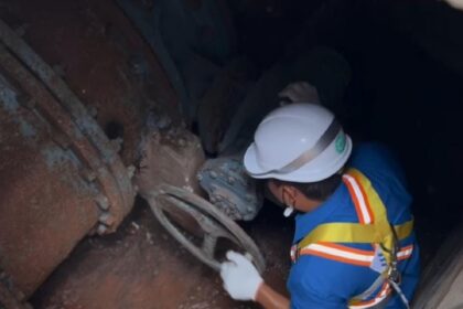 Perumda PAM Jaya membuka valve pipa ND 1000 milimeter untuk menambah pasokan air di wilayah barat. Foto: IG PAM Jaya