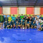 Kepala Pasar dan Pembina Futsal Pasar Cawang Kavling, Jakarta Timur, Ali memberikan piala kepada team pemenang futsal internal pedagang pasar setempat. Sedianya kompetisi digelar di Goedang Seng Futsal, Jakarta, pada Senin (20/3). Foto: Joesvicar Iqbal/ipol.id