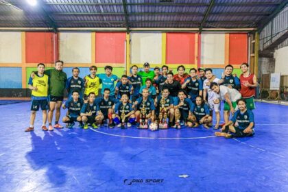Kepala Pasar dan Pembina Futsal Pasar Cawang Kavling, Jakarta Timur, Ali memberikan piala kepada team pemenang futsal internal pedagang pasar setempat. Sedianya kompetisi digelar di Goedang Seng Futsal, Jakarta, pada Senin (20/3). Foto: Joesvicar Iqbal/ipol.id
