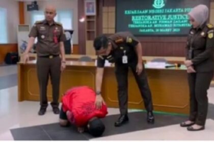 Tersangka kasus tindak pidana pencurian melakukan sujud syukur usai dibebaskan dari proses penuntutan oleh Kejaksaan Negeri Jakarta Pusat. Foto: Seksi Intelijen Kejaksaan Negeri Jakarta Pusat