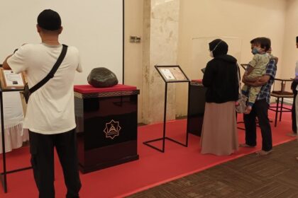 Pengunjung pameran artefak peninggalan Rasulullah SAW dan sahabat Radhiyallahu 'anhu (RA) di Masjid Agung At-Tin, Makasar, Jakarta Timur, Sabtu (25/3), teredukasi. Pameran bertajuk 'Rindu Rosul' yang diadakan Yayasan Istana Alquran Indonesia Peduli menjadi pilihan wisata religi warga masyarakat Jabodetabek. Foto: Joesvicar Iqbal/ipol.id