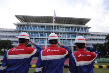 Sejumlah karyawan PT Pertamina saat memperingati HUT Kemerdekaan RI. Foto: Dok PT Pertamina