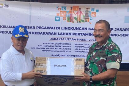 Kepala Kantor Wilayah DJP Jakarta Utara, Prof Edi Slamet Iriyanto saat memberikan sumbangan untuk warga terkena musibah kebakaran Depo Pertamina Plumpang, Kelurahan Rawa Badak Selatan, Kecamatan Koja, Jakarta Utara, Selasa (7/3). Foto: DJP