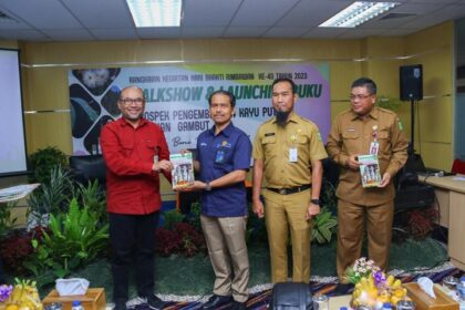 PT PLN (Persero) melalui program Tanggung Jawab Sosial dan Lingkungan (TJSL) bersama Balai Penerapan Standar Instrumen Lingkungan Hidup dan Kehutanan (BPSILHK) Kuok mendukung program Santripreneur pengembangan budi daya tanaman kayu putih di lahan gambut Kabupaten Kampar, Riau. Foto: PT PLN (Persero)