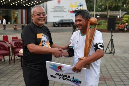esmenpora Gunawan Suswantoro menutup Turnamen Futsal antar Unit dan Stakeholder Kementerian Pemuda dan Olahraga Republik Indonesia (Kemenpora RI) Tahun 2023 di Lapangan Futsal Kantor Kemenpora, Jumat (17/3) sore. Foto:bagus/kemenpora.go.id