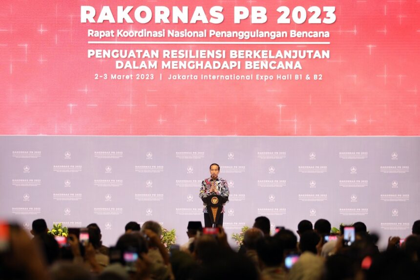 Presiden RI Jokowi saat membuka Rapat Koordinasi Nasional (Rakornas) Penanggulangan Bencana (PB) Badan Nasional Penanggulangan Bencana (BNPB) Tahun 2023 di Jakarta International Expo (JiExpo) Kemayoran, Jakarta Pusat, pada Kamis dan Jumat (2-3/3). Foto: BNPB