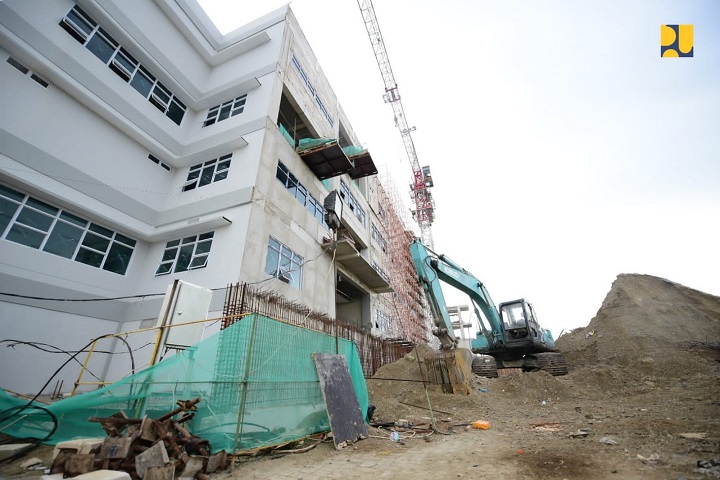 Pekerjaan pembangunan gedung AMC RS Anutapura dilaksanakan oleh PT Adhi Karya sejak Desember 2021 dengan dana loan IRSL JICA sebesar Rp234,7 miliar.