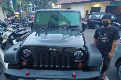 Penampakan Jeep Rubicon warna hitam nopol B 120 DEN yang menjadi barang bukti dari tersangka penganiayaan Mario Dandy Satriyo, 20, saat diamankan di Mapolres Metro Jakarta Selatan, belum lama ini. Foto: Joesvicar Iqbal/ipol.id