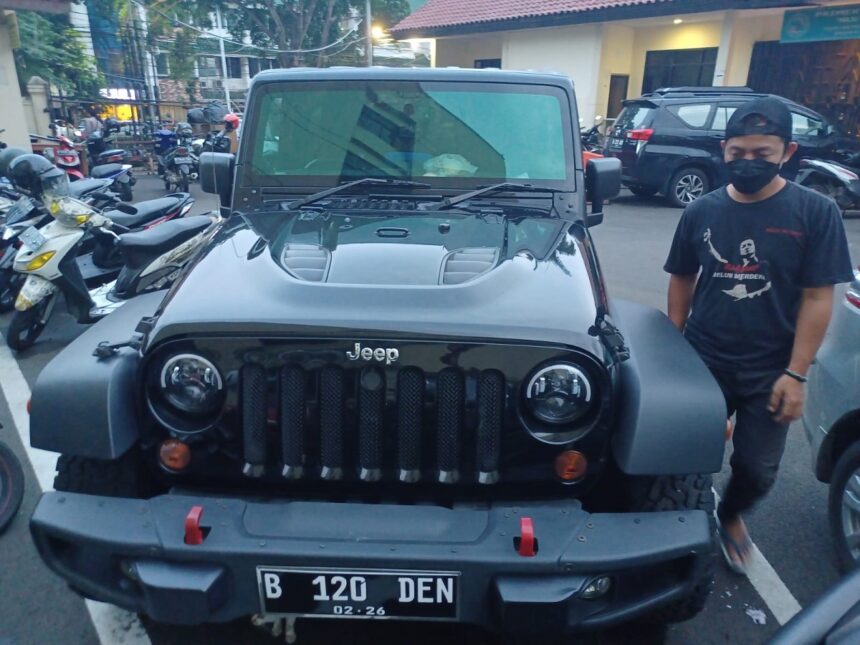 Penampakan Jeep Rubicon warna hitam nopol B 120 DEN yang menjadi barang bukti dari tersangka penganiayaan Mario Dandy Satriyo, 20, saat diamankan di Mapolres Metro Jakarta Selatan, belum lama ini. Foto: Joesvicar Iqbal/ipol.id