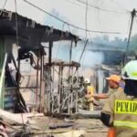 Sejumlah petugas Damkar Jakarta Timur berupaya memadamkan kebakaran yang melumat sejumlah rumah toko (Ruko) di Jalan Pahlawan Revolusi, Kelurahan Pondok Bambu, Kecamatan Duren Sawit pada Rabu (22/3) sore. Foto: Joesvicar Iqbal/ipol.id