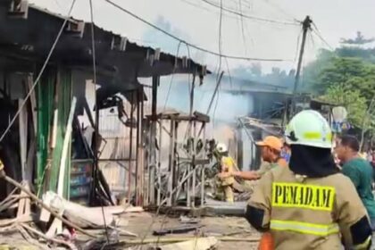 Sejumlah petugas Damkar Jakarta Timur berupaya memadamkan kebakaran yang melumat sejumlah rumah toko (Ruko) di Jalan Pahlawan Revolusi, Kelurahan Pondok Bambu, Kecamatan Duren Sawit pada Rabu (22/3) sore. Foto: Joesvicar Iqbal/ipol.id