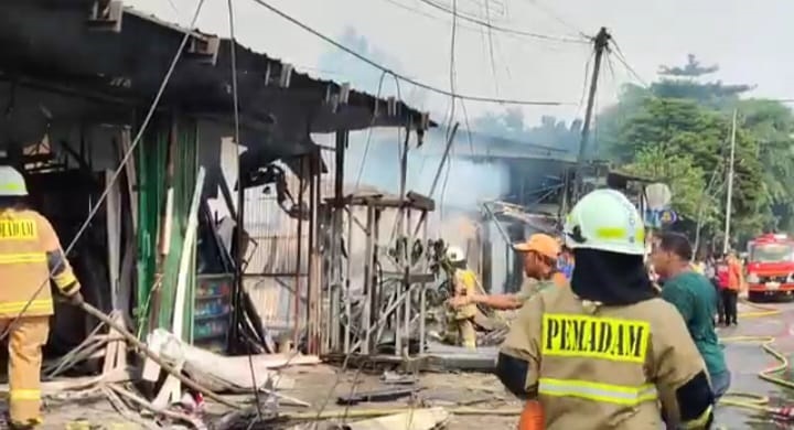 Sejumlah petugas Damkar Jakarta Timur berupaya memadamkan kebakaran yang melumat sejumlah rumah toko (Ruko) di Jalan Pahlawan Revolusi, Kelurahan Pondok Bambu, Kecamatan Duren Sawit pada Rabu (22/3) sore. Foto: Joesvicar Iqbal/ipol.id