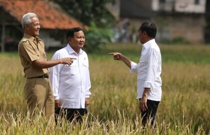 Presiden Joko Widodo, Gubernur Jawa Tengah Ganjar Pranowo dan Menteri Pertahanan Prabowo Subianto saat kunjungan kerja di Kebumen, Jawa Tengah, Kamis (9/3/2023). (ANTARA/HO-Relawan Ganjar)